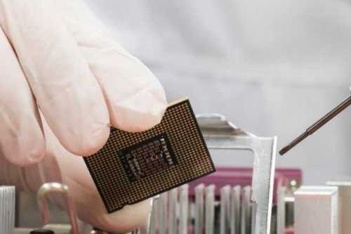Master repare a motherboard-500x333